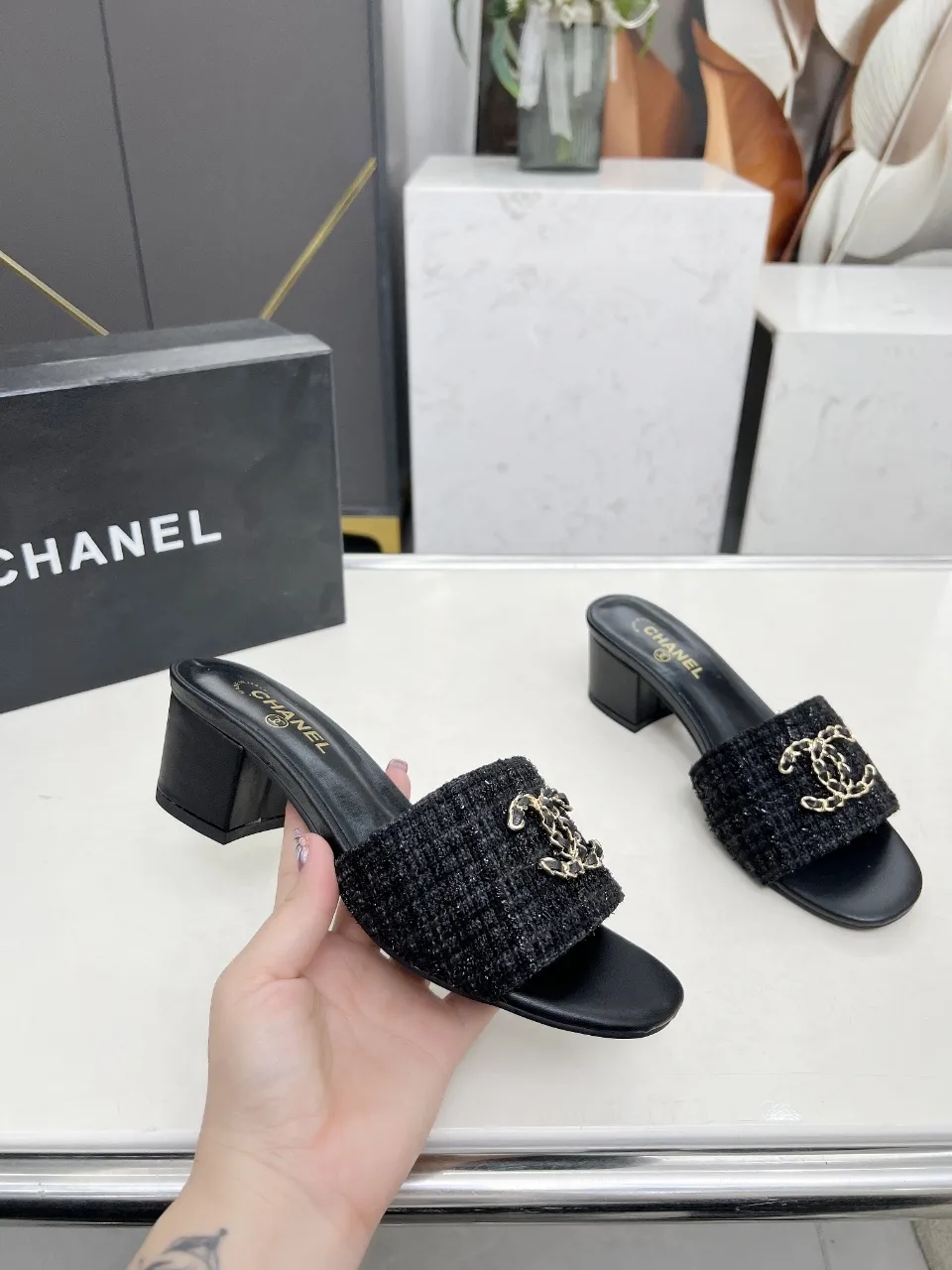 👟👟Ex-factory price 380👟👟 Genuine leather sole +30 chanel Chanel 2024 new slippers🔥🔥 Official website counter, fabric sheepskin, lining sheepskin, foot pad goatskin, 3 colors optional, size 35-42, genuine leather sole +30